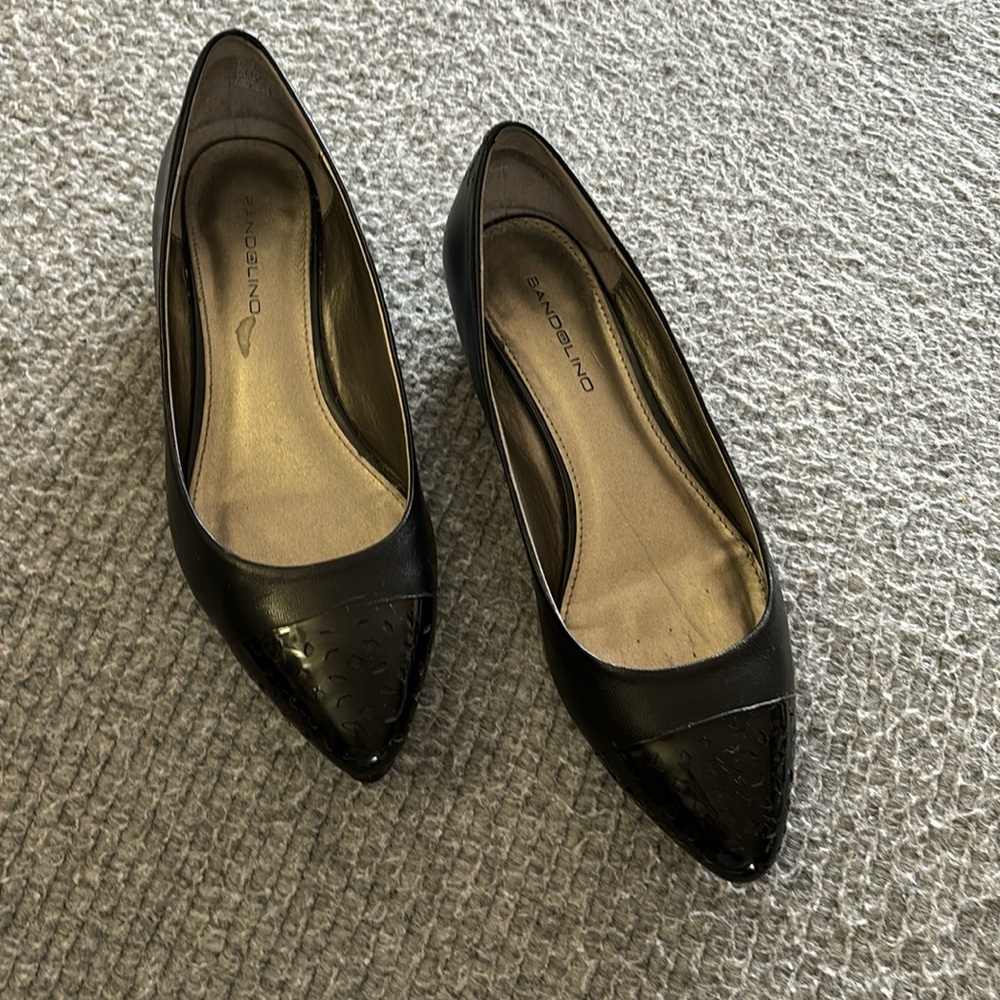 BANDOLINO Black leather kitten heel flats. Size 6M
